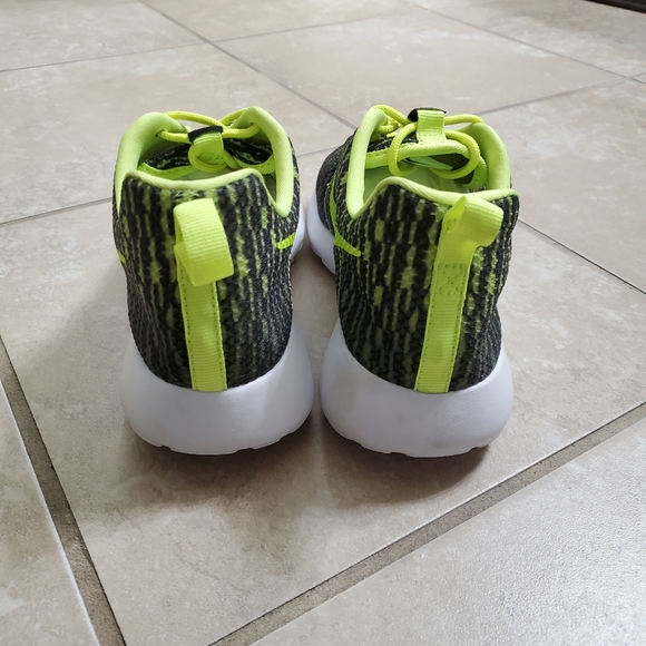 Nike Black and Volt Rosherun Flight Weight Shoes - Picture 8 of 10